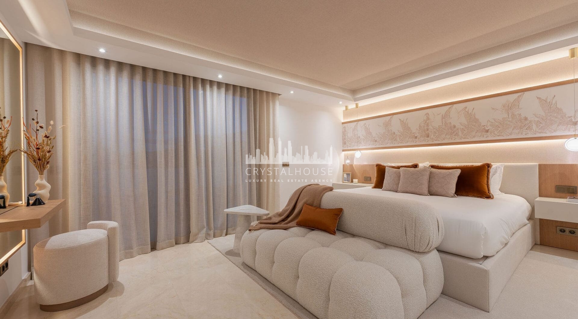 Welcome to Perla Verde, a splendid villa for sale in the prestigious Atalaya de Rio Verde urbanization, just moments from the vibrant center of Marbella.