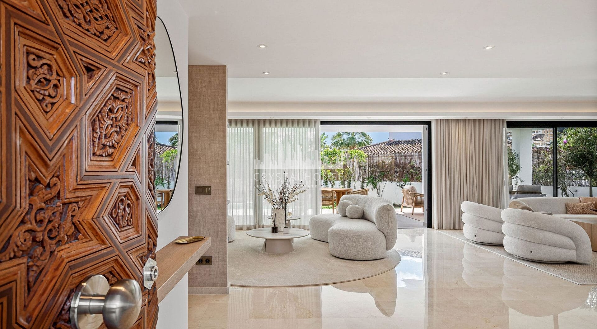 Welcome to Perla Verde, a splendid villa for sale in the prestigious Atalaya de Rio Verde urbanization, just moments from the vibrant center of Marbella.