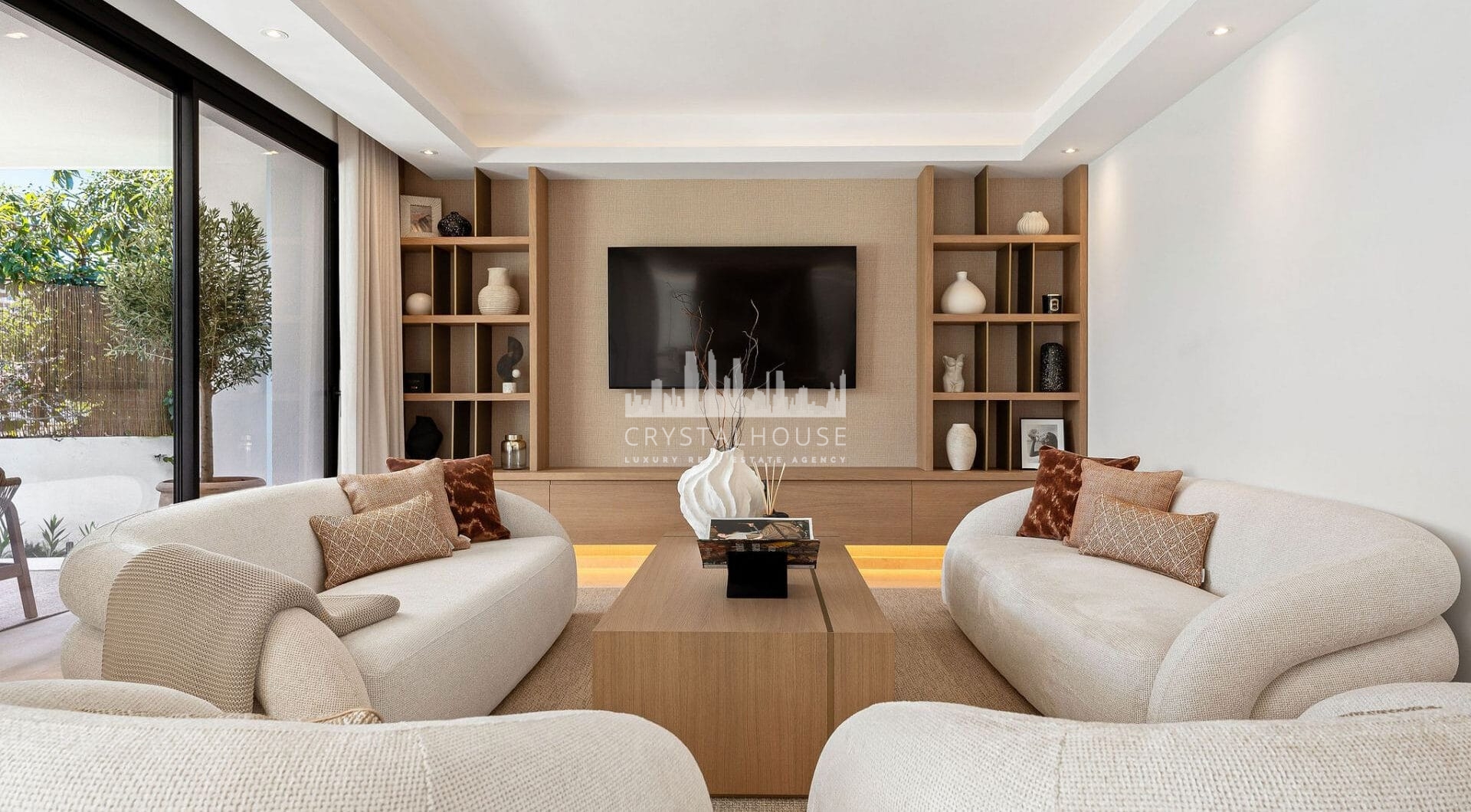 Welcome to Perla Verde, a splendid villa for sale in the prestigious Atalaya de Rio Verde urbanization, just moments from the vibrant center of Marbella.