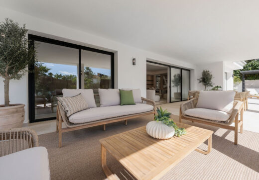 Welcome to Perla Verde, a splendid villa for sale in the prestigious Atalaya de Rio Verde urbanization, just moments from the vibrant center of Marbella.