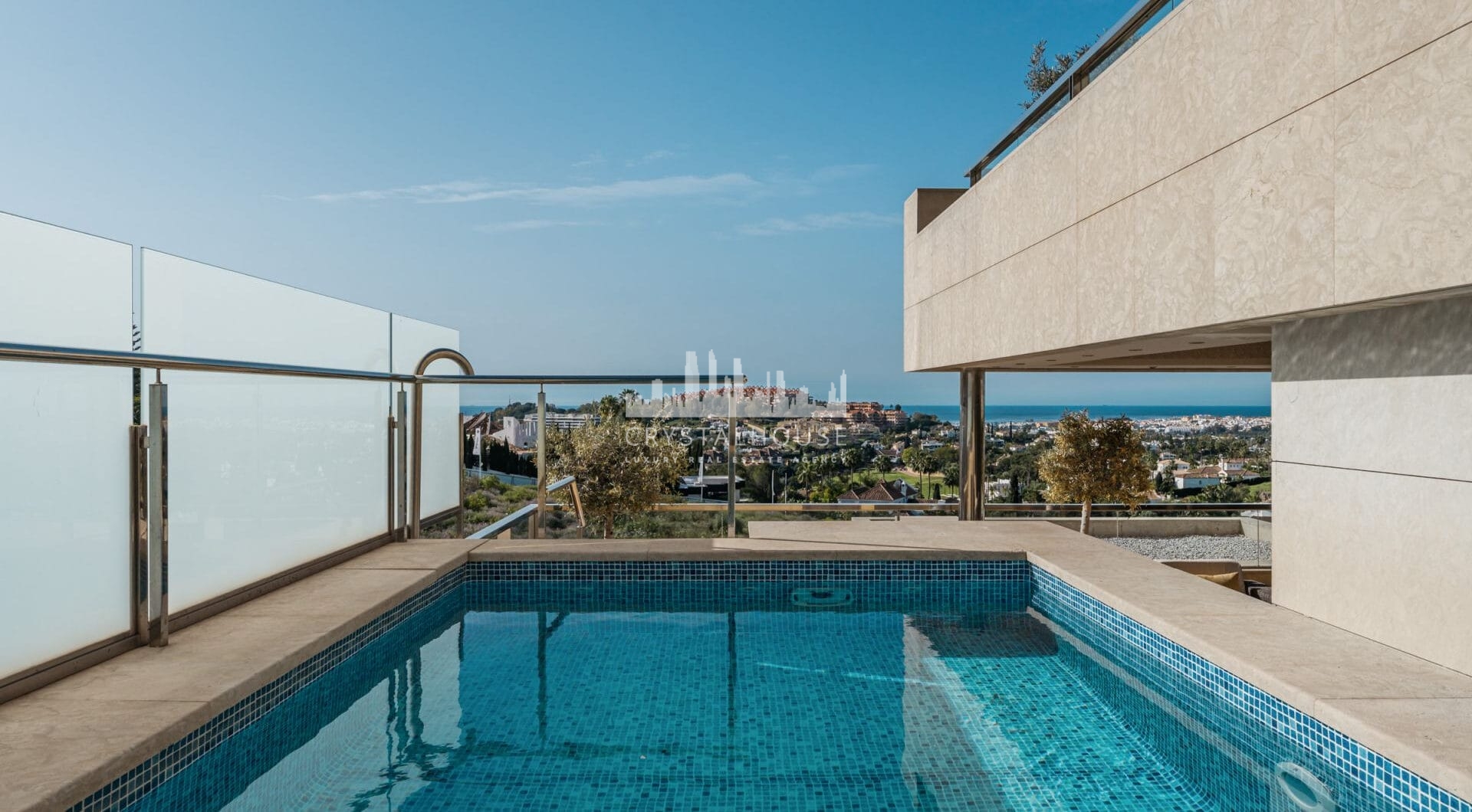 This expansive duplex penthouse is located within the prestigious Los Arrayanes residential complex, in the peaceful and elevated Supermanzana JKL area of Nueva Andalucía.