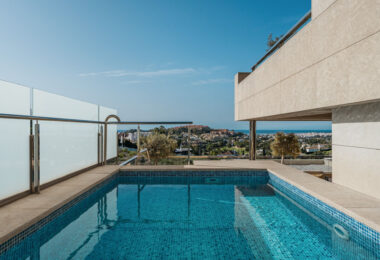 This expansive duplex penthouse is located within the prestigious Los Arrayanes residential complex, in the peaceful and elevated Supermanzana JKL area of Nueva Andalucía.