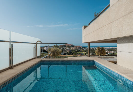 This expansive duplex penthouse is located within the prestigious Los Arrayanes residential complex, in the peaceful and elevated Supermanzana JKL area of Nueva Andalucía.