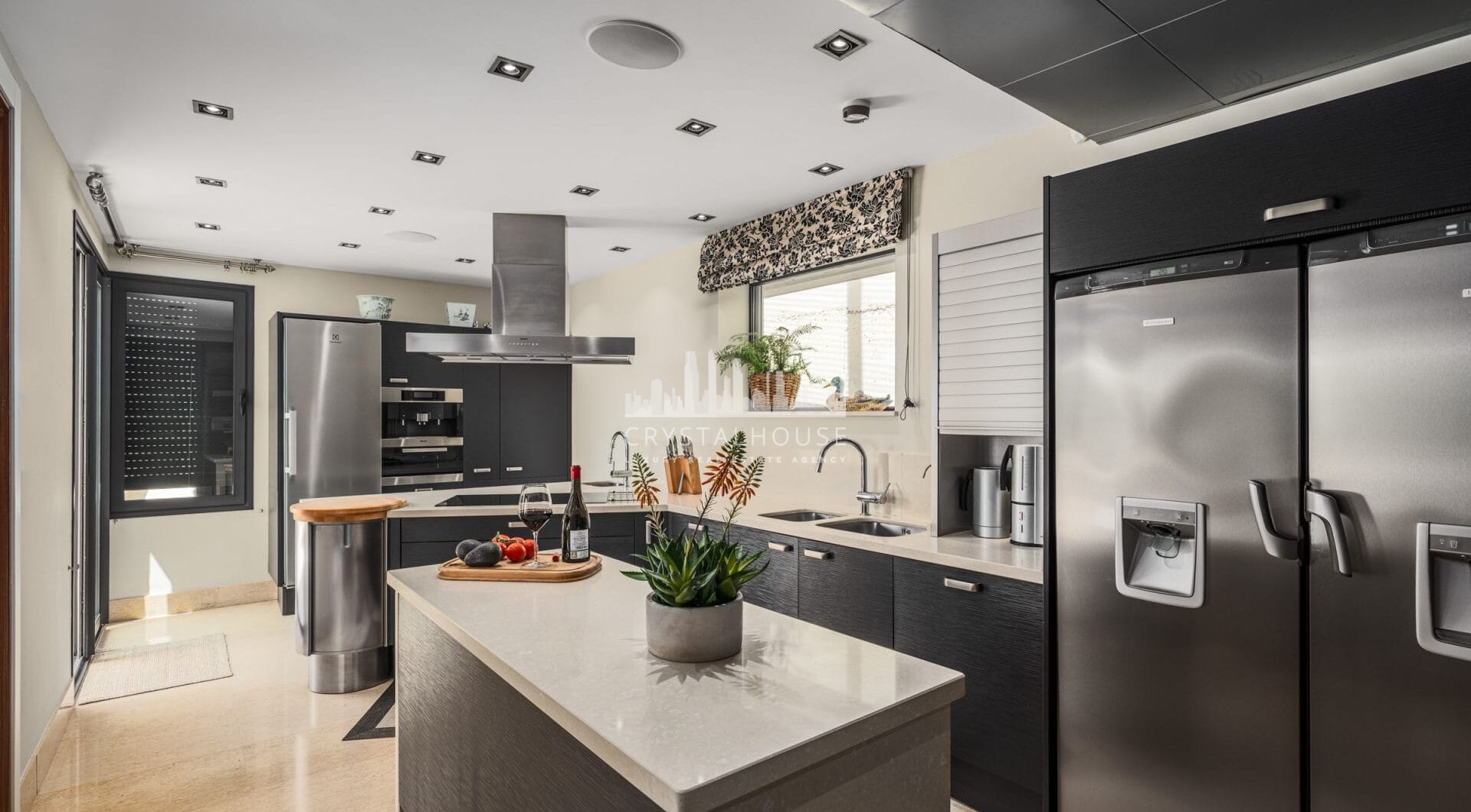 This expansive duplex penthouse is located within the prestigious Los Arrayanes residential complex, in the peaceful and elevated Supermanzana JKL area of Nueva Andalucía.