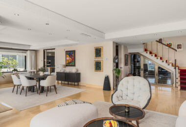 This expansive duplex penthouse is located within the prestigious Los Arrayanes residential complex, in the peaceful and elevated Supermanzana JKL area of Nueva Andalucía.
