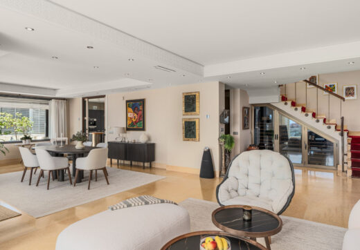 This expansive duplex penthouse is located within the prestigious Los Arrayanes residential complex, in the peaceful and elevated Supermanzana JKL area of Nueva Andalucía.