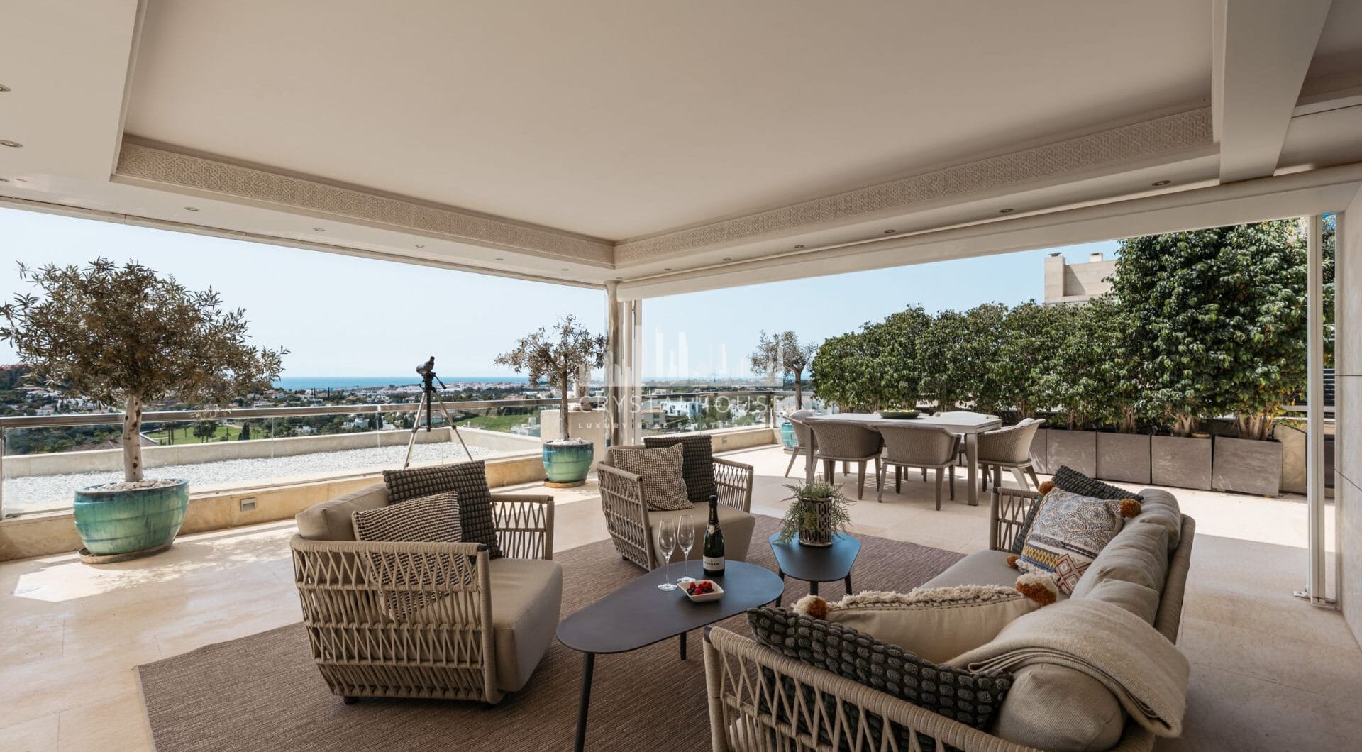 This expansive duplex penthouse is located within the prestigious Los Arrayanes residential complex, in the peaceful and elevated Supermanzana JKL area of Nueva Andalucía.