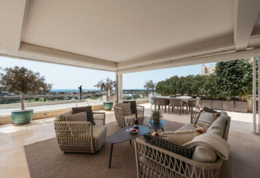 This expansive duplex penthouse is located within the prestigious Los Arrayanes residential complex, in the peaceful and elevated Supermanzana JKL area of Nueva Andalucía.