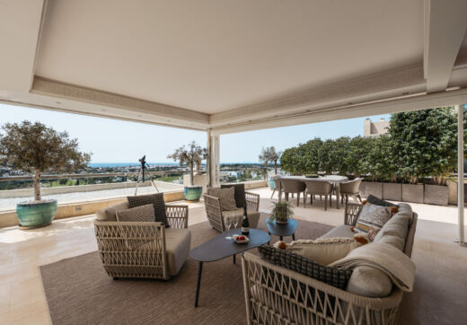 This expansive duplex penthouse is located within the prestigious Los Arrayanes residential complex, in the peaceful and elevated Supermanzana JKL area of Nueva Andalucía.