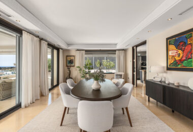 This expansive duplex penthouse is located within the prestigious Los Arrayanes residential complex, in the peaceful and elevated Supermanzana JKL area of Nueva Andalucía.