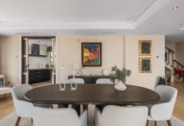This expansive duplex penthouse is located within the prestigious Los Arrayanes residential complex, in the peaceful and elevated Supermanzana JKL area of Nueva Andalucía.