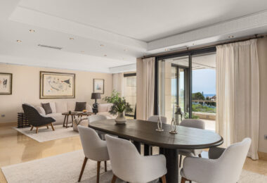 This expansive duplex penthouse is located within the prestigious Los Arrayanes residential complex, in the peaceful and elevated Supermanzana JKL area of Nueva Andalucía.