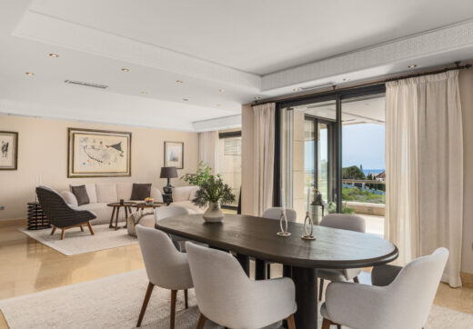 This expansive duplex penthouse is located within the prestigious Los Arrayanes residential complex, in the peaceful and elevated Supermanzana JKL area of Nueva Andalucía.