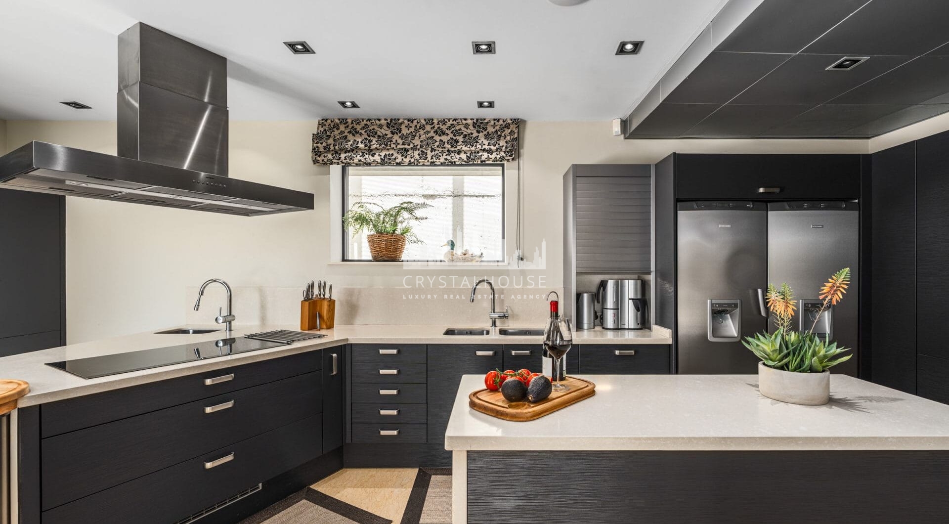 This expansive duplex penthouse is located within the prestigious Los Arrayanes residential complex, in the peaceful and elevated Supermanzana JKL area of Nueva Andalucía.