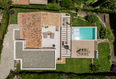 This elegant 4-bedroom villa for sale in Paraiso Alto, Benahavis, offers a beautifully designed modern retreat inspired by Mediterranean architecture.
