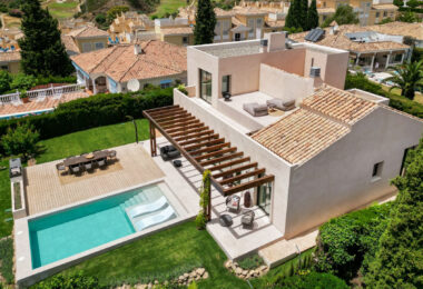 This elegant 4-bedroom villa for sale in Paraiso Alto, Benahavis, offers a beautifully designed modern retreat inspired by Mediterranean architecture.