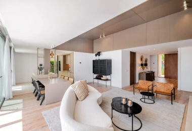 This elegant 4-bedroom villa for sale in Paraiso Alto, Benahavis, offers a beautifully designed modern retreat inspired by Mediterranean architecture.