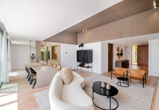 This elegant 4-bedroom villa for sale in Paraiso Alto, Benahavis, offers a beautifully designed modern retreat inspired by Mediterranean architecture.