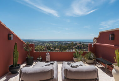 Penthouse Halcon presents a rare opportunity to enjoy sophisticated hillside living in one of Benahavís’ most desirable residential communities.