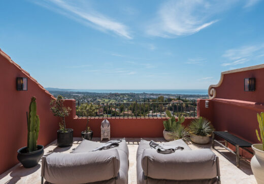 Penthouse Halcon presents a rare opportunity to enjoy sophisticated hillside living in one of Benahavís’ most desirable residential communities.