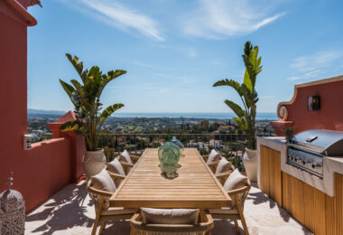 Penthouse Halcon presents a rare opportunity to enjoy sophisticated hillside living in one of Benahavís’ most desirable residential communities.