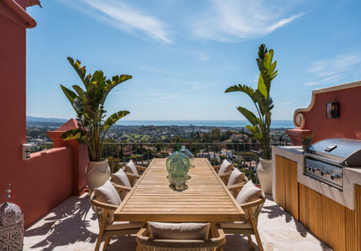 Penthouse Halcon presents a rare opportunity to enjoy sophisticated hillside living in one of Benahavís’ most desirable residential communities.