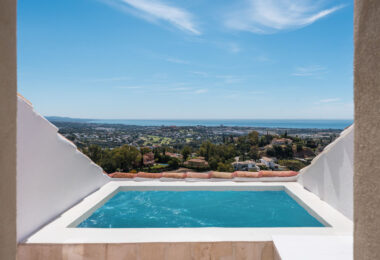 Penthouse Halcon presents a rare opportunity to enjoy sophisticated hillside living in one of Benahavís’ most desirable residential communities.