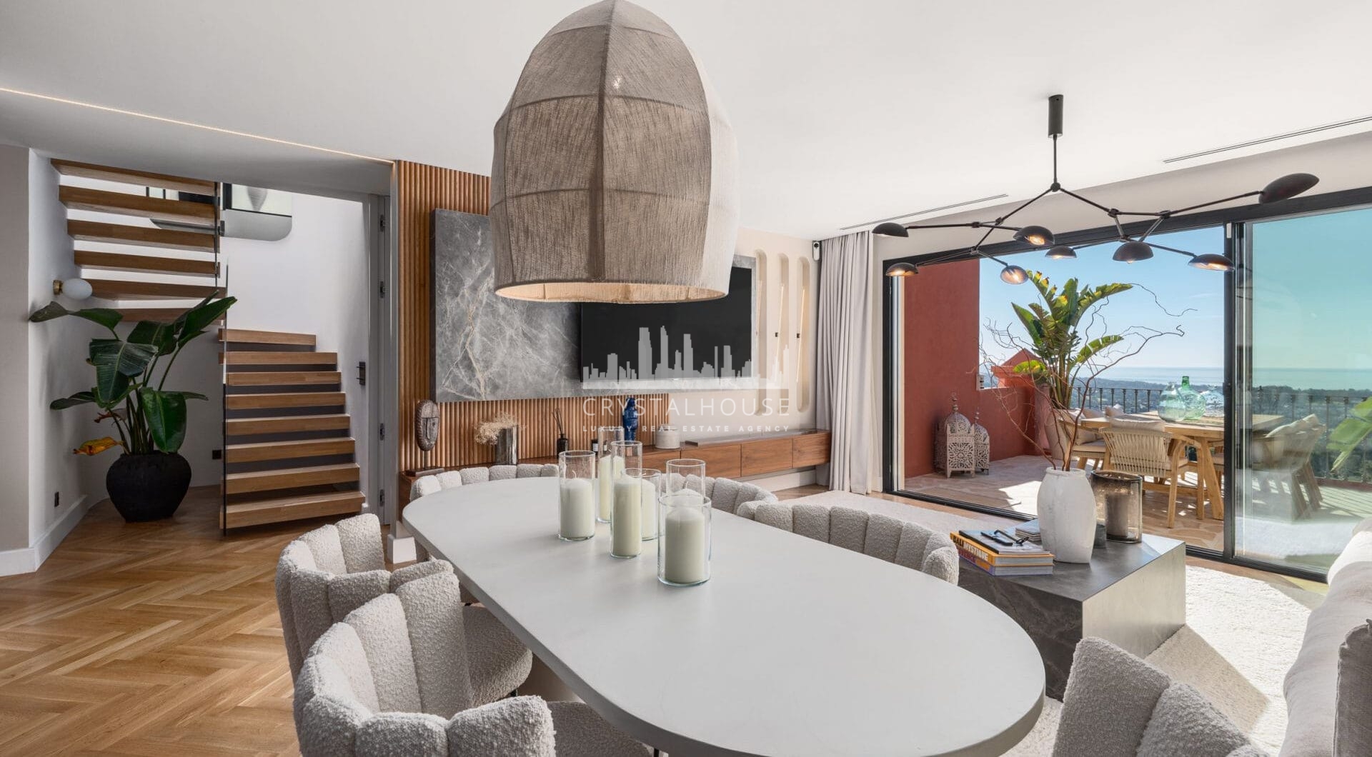 Penthouse Halcon presents a rare opportunity to enjoy sophisticated hillside living in one of Benahavís’ most desirable residential communities.
