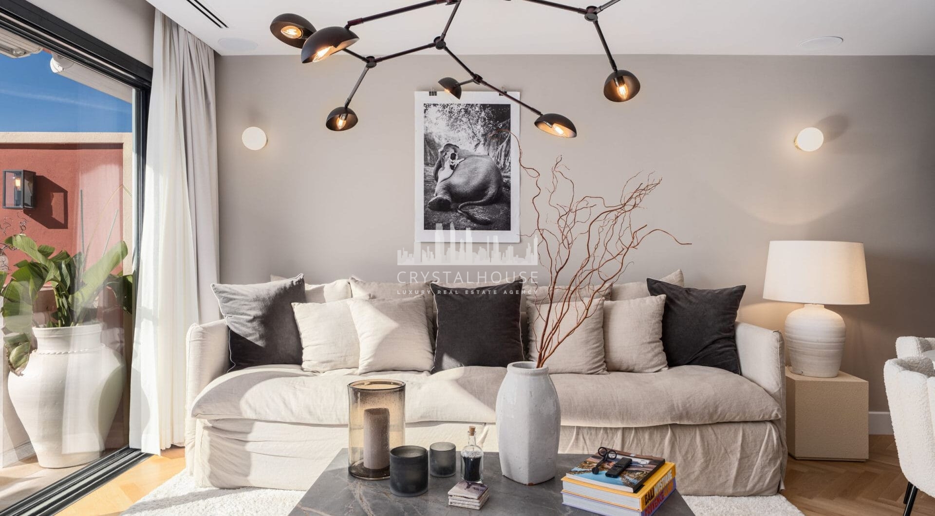 Penthouse Halcon presents a rare opportunity to enjoy sophisticated hillside living in one of Benahavís’ most desirable residential communities.