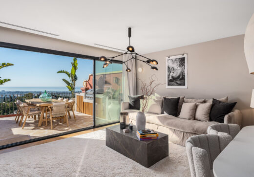 Penthouse Halcon presents a rare opportunity to enjoy sophisticated hillside living in one of Benahavís’ most desirable residential communities.