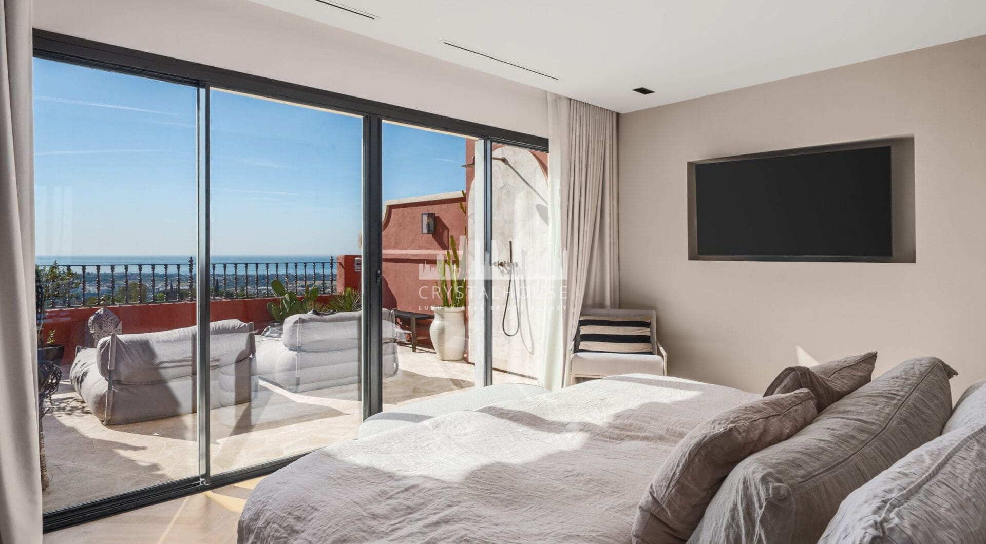 Penthouse Halcon presents a rare opportunity to enjoy sophisticated hillside living in one of Benahavís’ most desirable residential communities.
