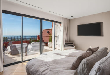 Penthouse Halcon presents a rare opportunity to enjoy sophisticated hillside living in one of Benahavís’ most desirable residential communities.