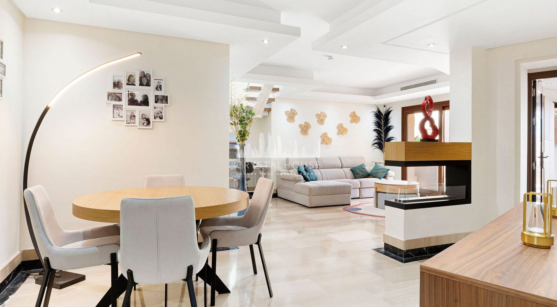 La Sirena represents a rare fusion of traditional elegance and contemporary coastal living in the desirable gated community of Bahía de la Plata, located in Estepona.