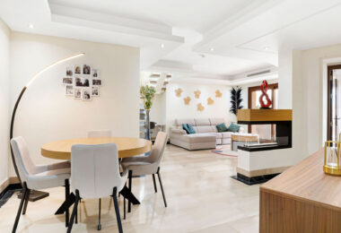 La Sirena represents a rare fusion of traditional elegance and contemporary coastal living in the desirable gated community of Bahía de la Plata, located in Estepona.