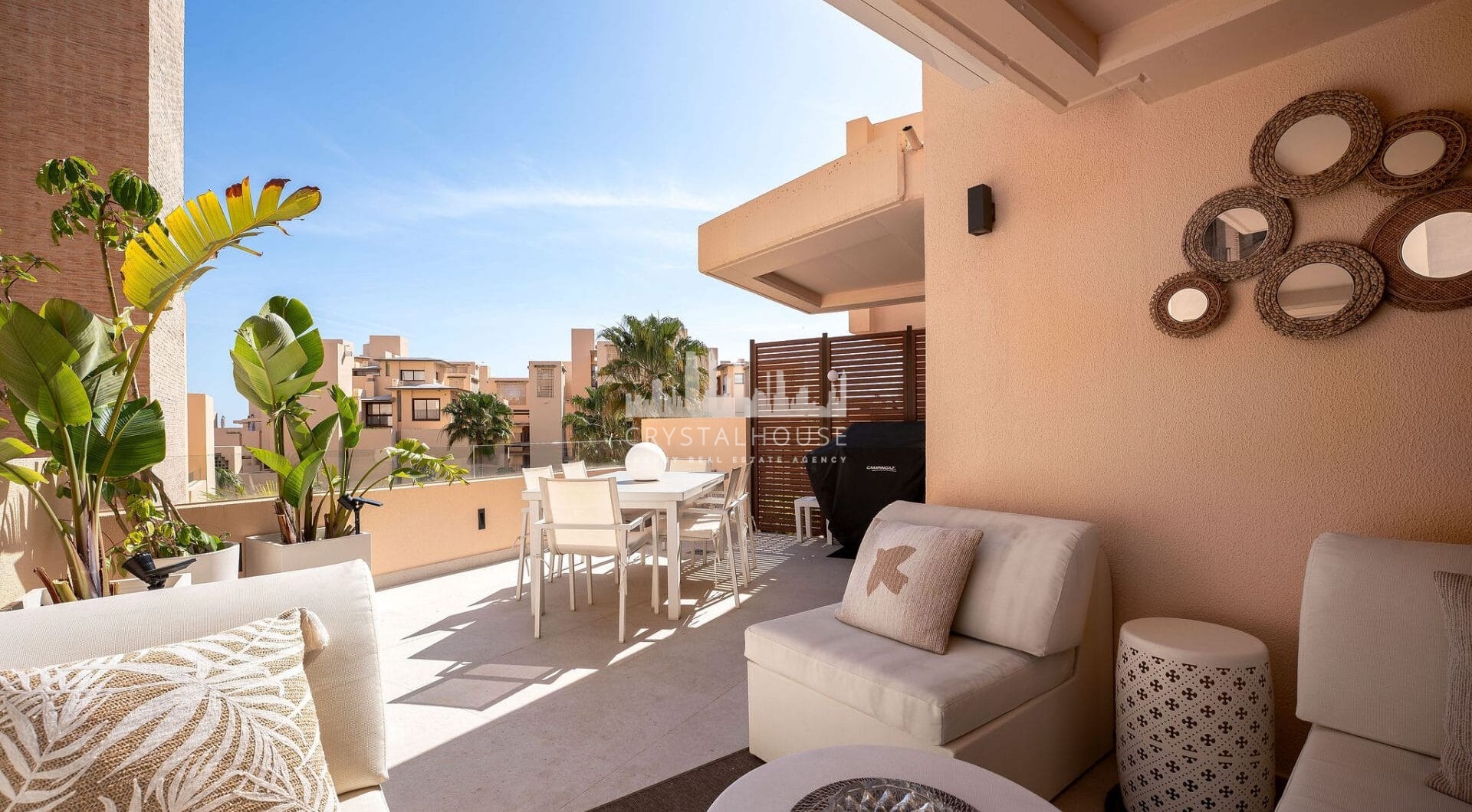 La Sirena represents a rare fusion of traditional elegance and contemporary coastal living in the desirable gated community of Bahía de la Plata, located in Estepona.