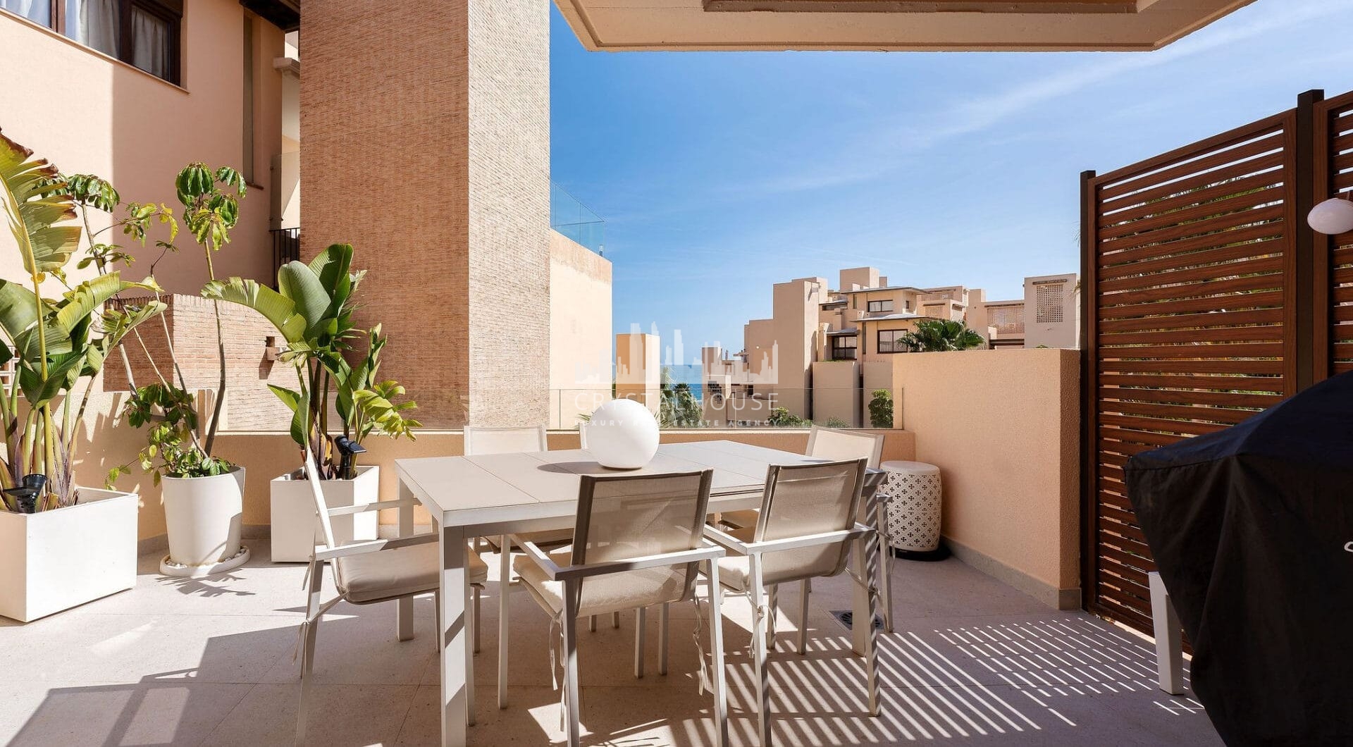 La Sirena represents a rare fusion of traditional elegance and contemporary coastal living in the desirable gated community of Bahía de la Plata, located in Estepona.