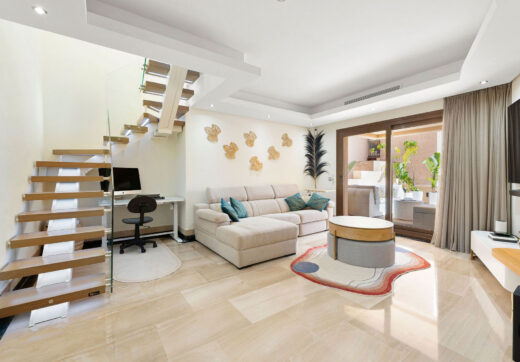 La Sirena represents a rare fusion of traditional elegance and contemporary coastal living in the desirable gated community of Bahía de la Plata, located in Estepona.