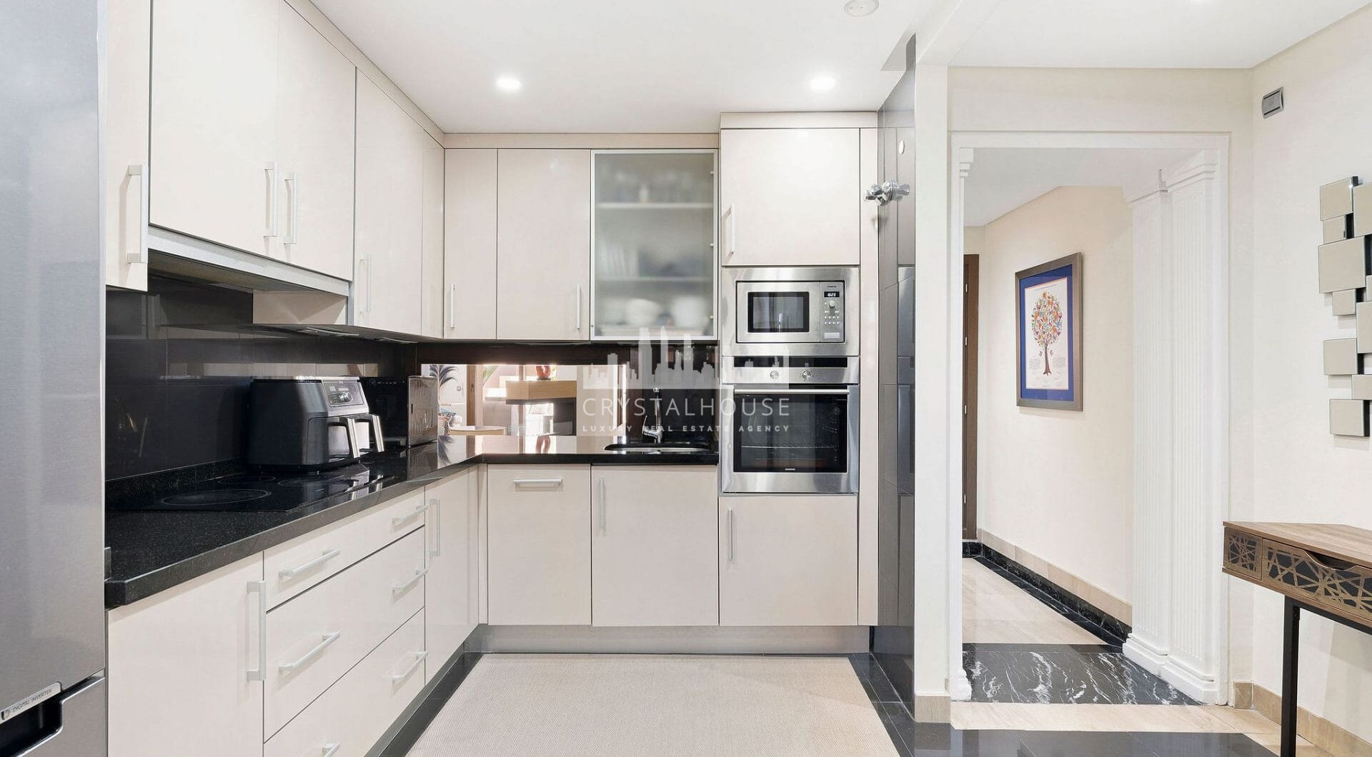 La Sirena represents a rare fusion of traditional elegance and contemporary coastal living in the desirable gated community of Bahía de la Plata, located in Estepona.
