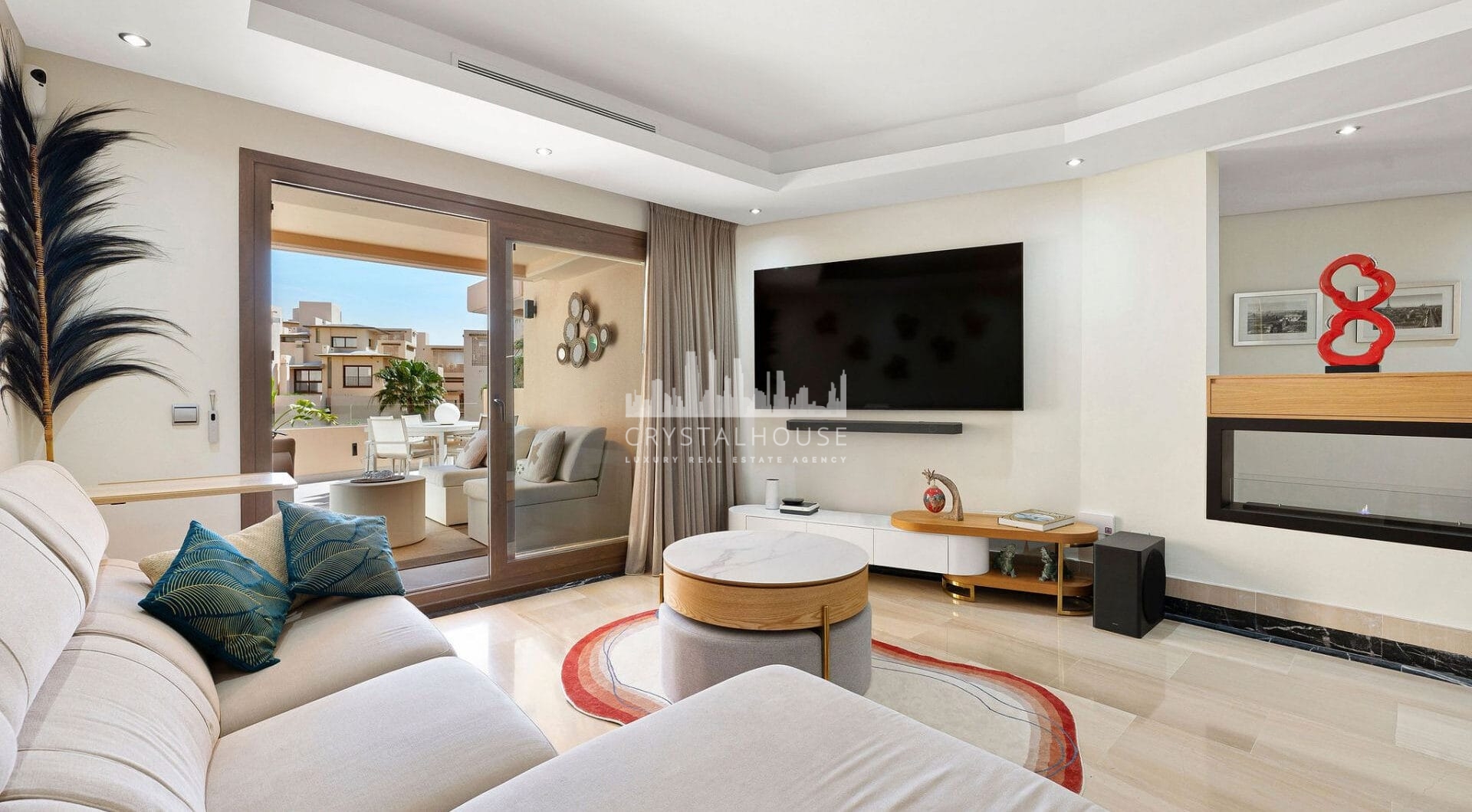 La Sirena represents a rare fusion of traditional elegance and contemporary coastal living in the desirable gated community of Bahía de la Plata, located in Estepona.