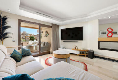 La Sirena represents a rare fusion of traditional elegance and contemporary coastal living in the desirable gated community of Bahía de la Plata, located in Estepona.
