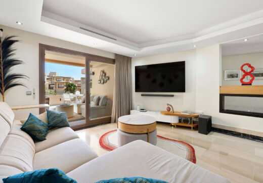 La Sirena represents a rare fusion of traditional elegance and contemporary coastal living in the desirable gated community of Bahía de la Plata, located in Estepona.