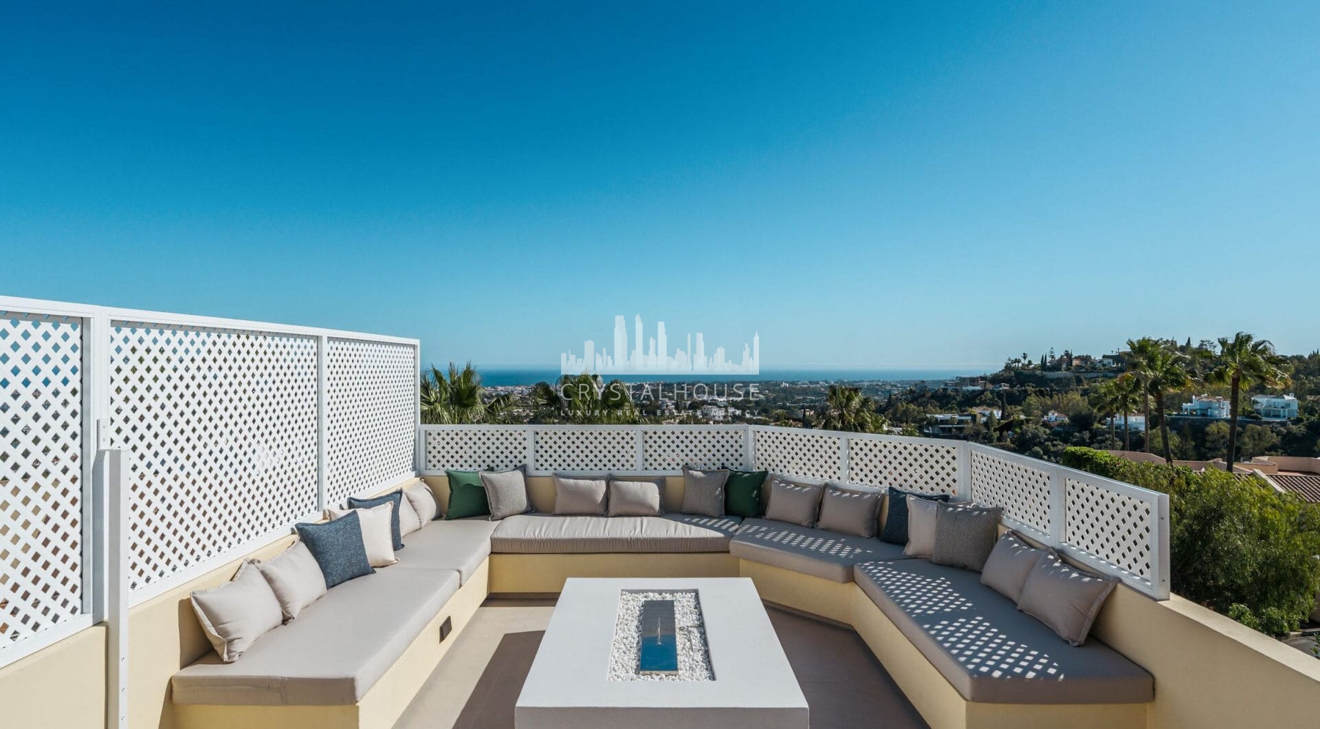 Maison Vue is a meticulously renovated three-level townhouse for sale located in the secure, well-maintained community of La Quinta Hills in Benahavís.