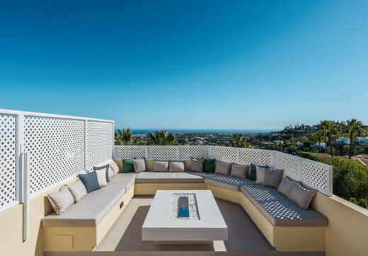 Maison Vue is a meticulously renovated three-level townhouse for sale located in the secure, well-maintained community of La Quinta Hills in Benahavís.
