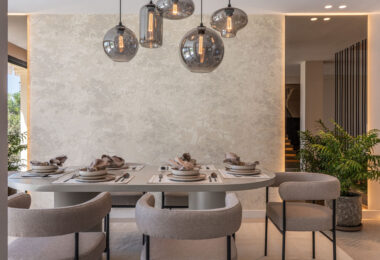 Maison Vue is a meticulously renovated three-level townhouse for sale located in the secure, well-maintained community of La Quinta Hills in Benahavís.