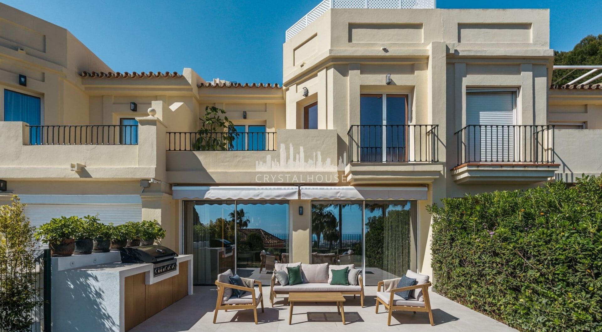 Maison Vue is a meticulously renovated three-level townhouse for sale located in the secure, well-maintained community of La Quinta Hills in Benahavís.
