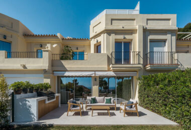 Maison Vue is a meticulously renovated three-level townhouse for sale located in the secure, well-maintained community of La Quinta Hills in Benahavís.