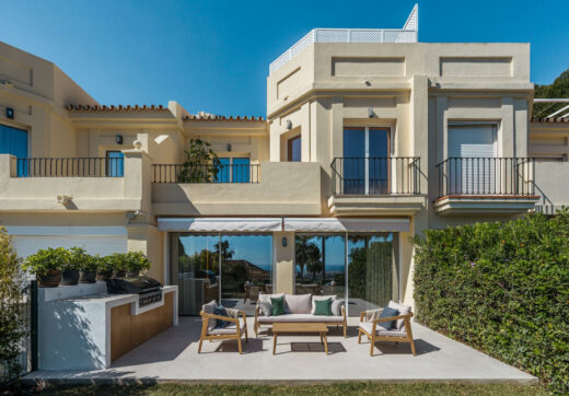Maison Vue is a meticulously renovated three-level townhouse for sale located in the secure, well-maintained community of La Quinta Hills in Benahavís.