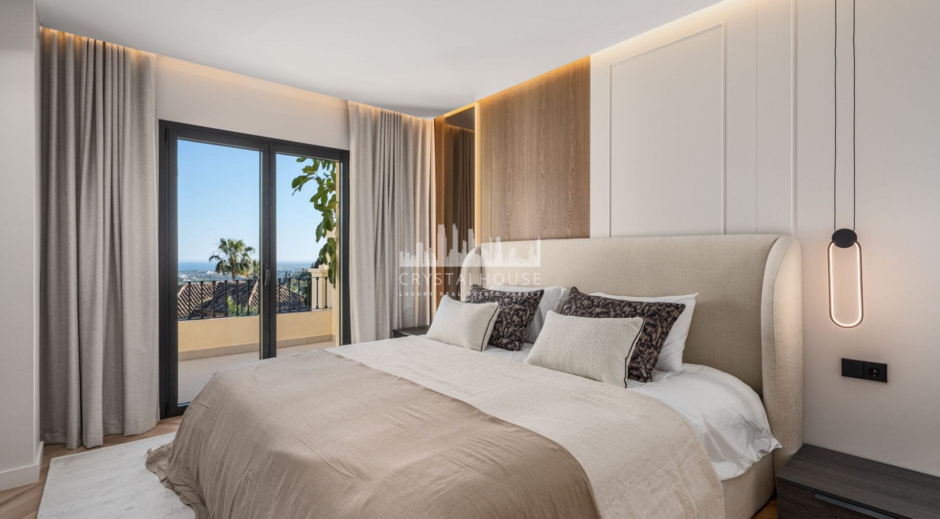 Maison Vue is a meticulously renovated three-level townhouse for sale located in the secure, well-maintained community of La Quinta Hills in Benahavís.