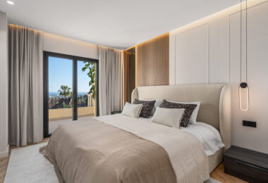 Maison Vue is a meticulously renovated three-level townhouse for sale located in the secure, well-maintained community of La Quinta Hills in Benahavís.