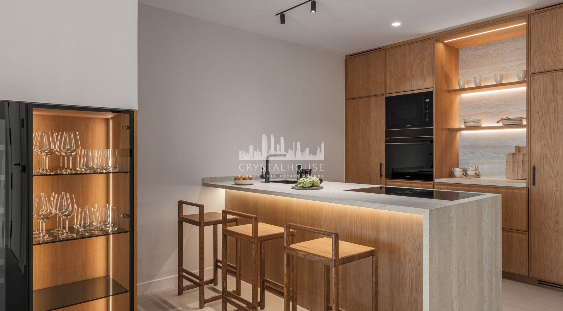 Maison Vue is a meticulously renovated three-level townhouse for sale located in the secure, well-maintained community of La Quinta Hills in Benahavís.